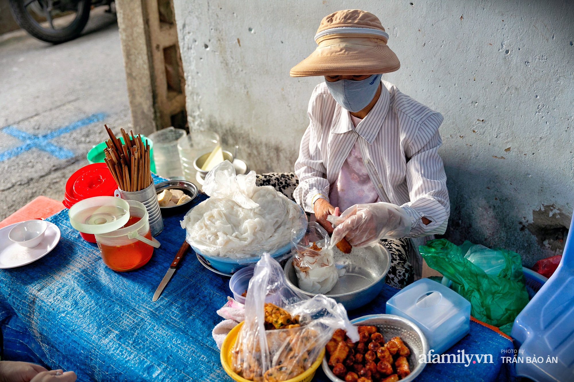 Hàng bánh ướt &quot;mua nhiêu cũng bán&quot; suốt 50 năm, có tiếng như bữa cơm nhà &quot;nuôi&quot; con nít trong xóm từ nhỏ đến khi lên đại học - Ảnh 1.