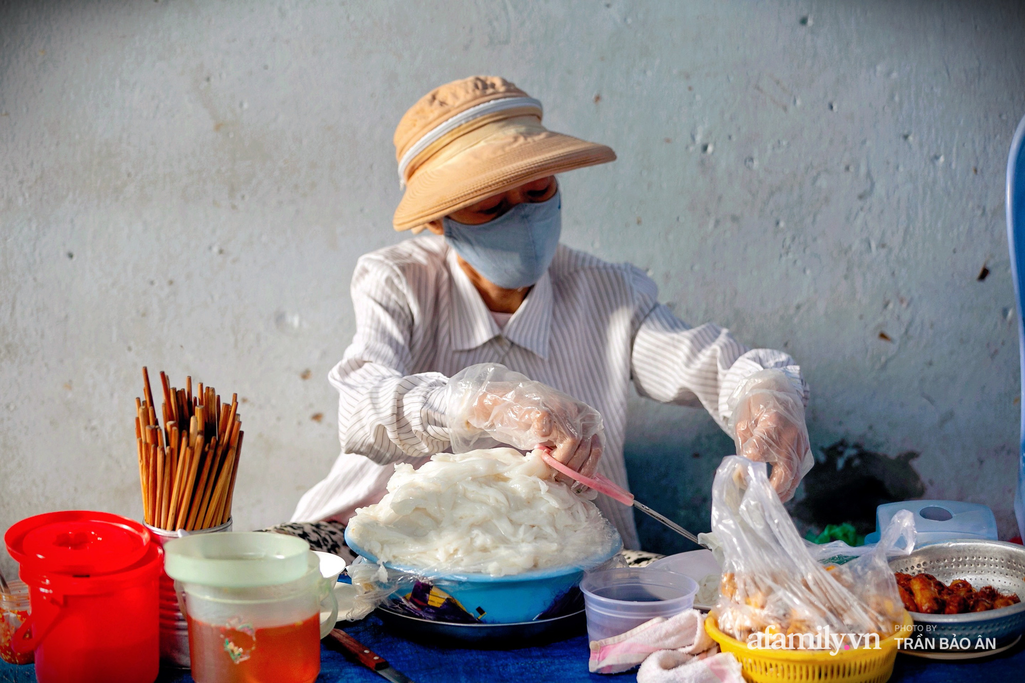 Hàng bánh ướt &quot;mua nhiêu cũng bán&quot; suốt 50 năm, có tiếng như bữa cơm nhà &quot;nuôi&quot; con nít trong xóm từ nhỏ đến khi lên đại học - Ảnh 4.