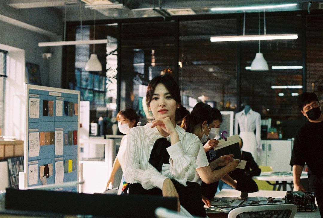 Song Hye Kyo mặc áo sơ mi trong phim mới: Đã chạm đến đỉnh cao sang xịn mịn rồi! - Ảnh 7.