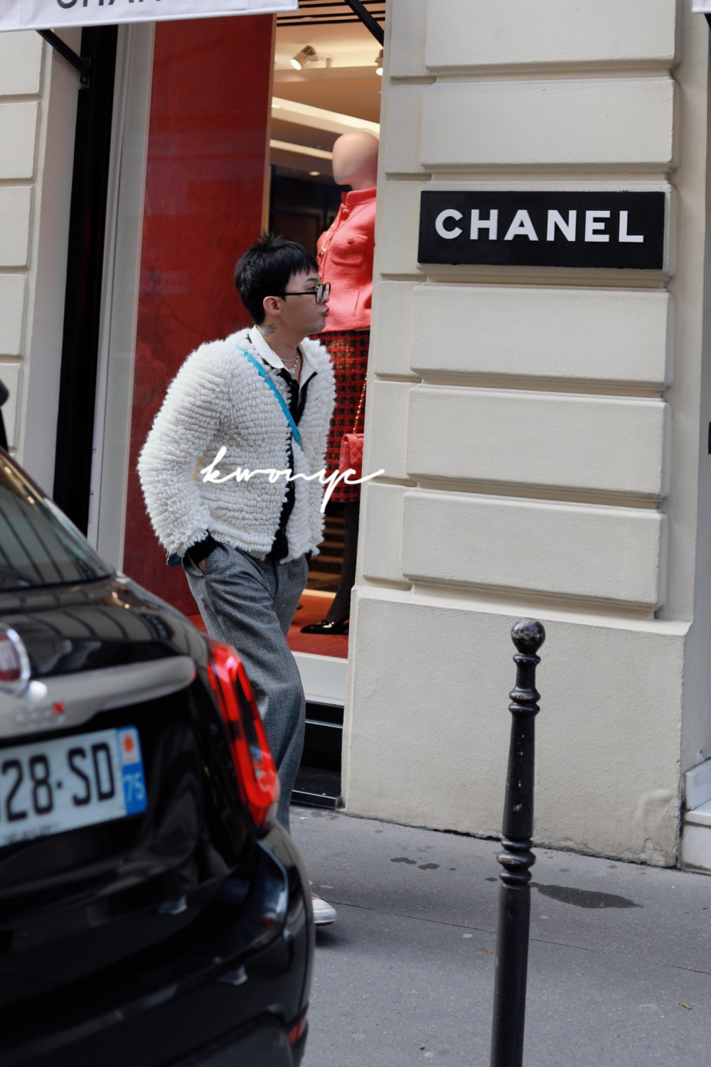 G-Dragon bảnh bao trên đường phố Paris - Ảnh 1. G-Dragon bảnh bao trên đường phố Paris - Ảnh 1.