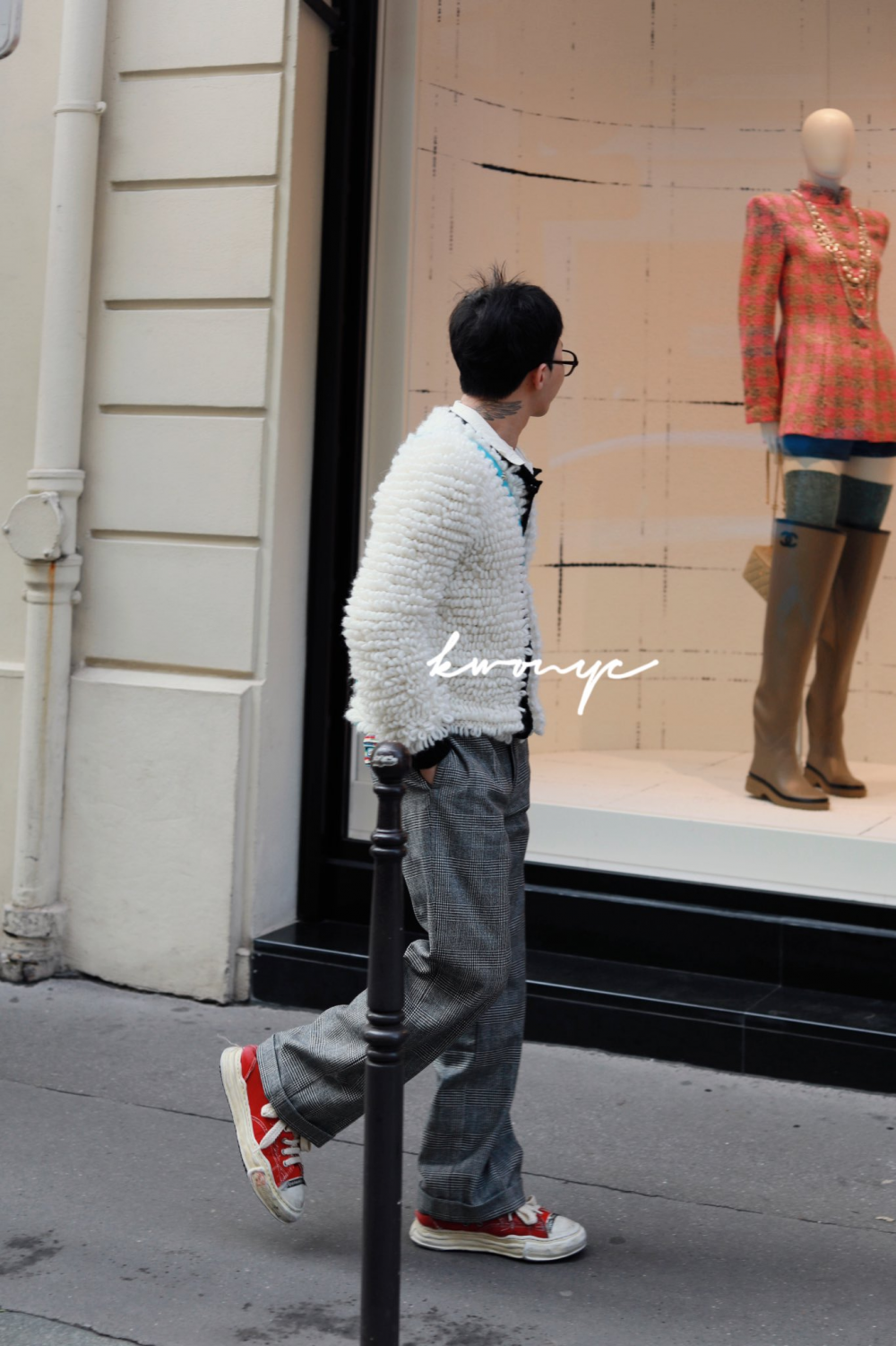G-Dragon bảnh bao trên đường phố Paris - Ảnh 3. G-Dragon bảnh bao trên đường phố Paris - Ảnh 3.