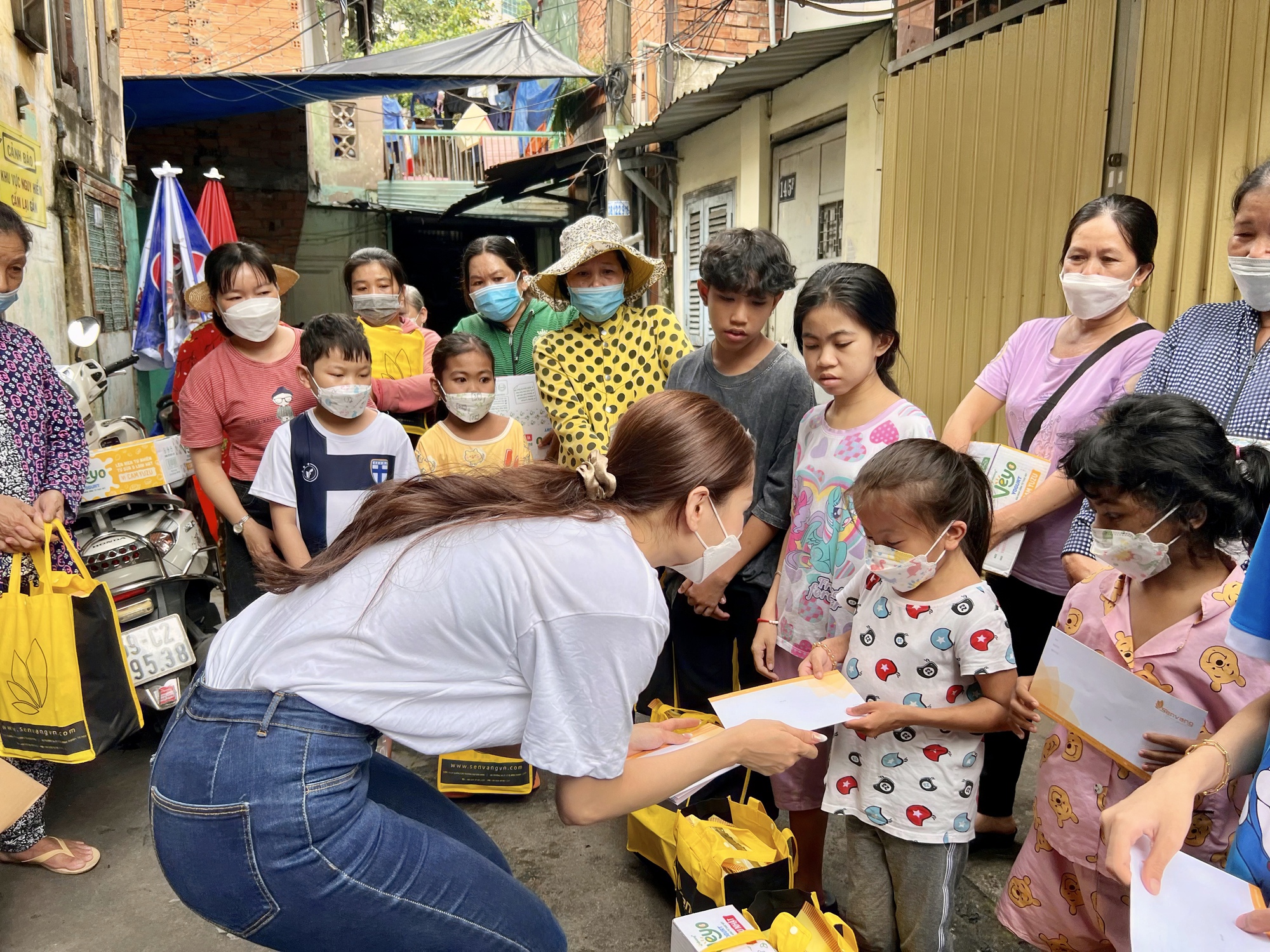 Hoa hậu Mai Phương làm điều ý nghĩa trong ngày sinh nhật - Ảnh 1.