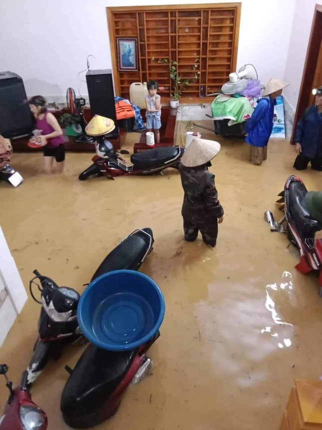 Nghệ An, Hà Tĩnh thiệt hại nặng do mưa lũ, gần 20.000 ngôi nhà ngập trong nước - Ảnh 2.