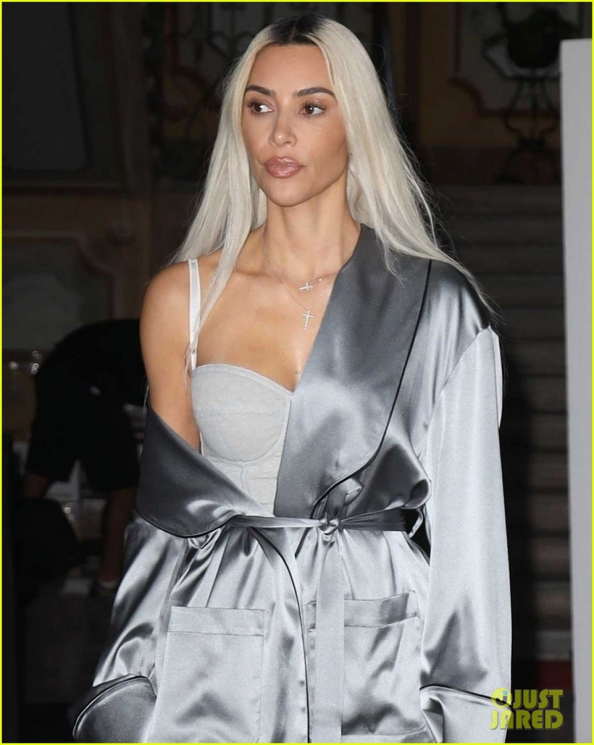 Kim Kardashian nhuộm tóc bạch kim, diện mốt khoe nội y nóng bỏng ra phố - Ảnh 4.