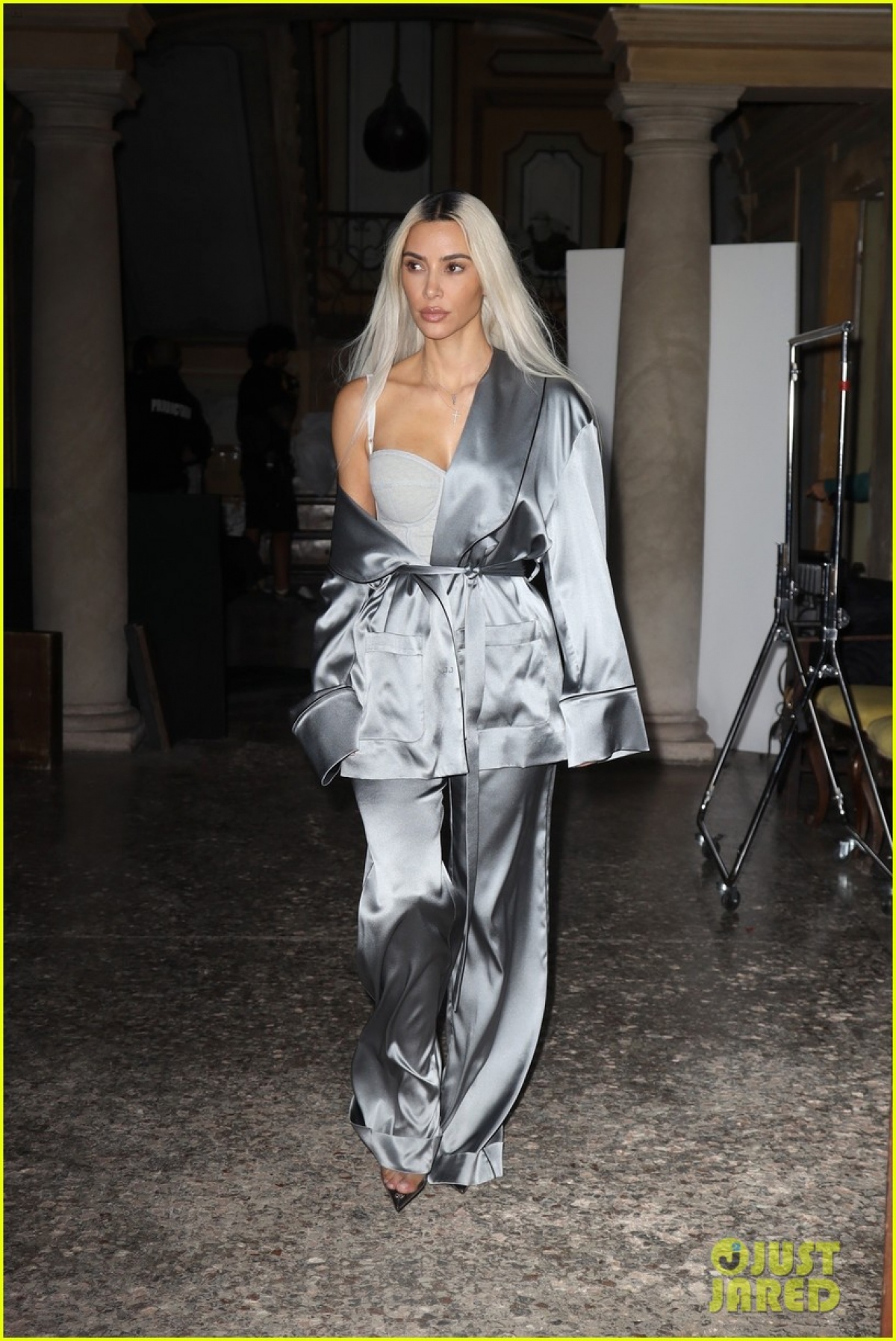 Kim Kardashian nhuộm tóc bạch kim, diện mốt khoe nội y nóng bỏng ra phố - Ảnh 1.