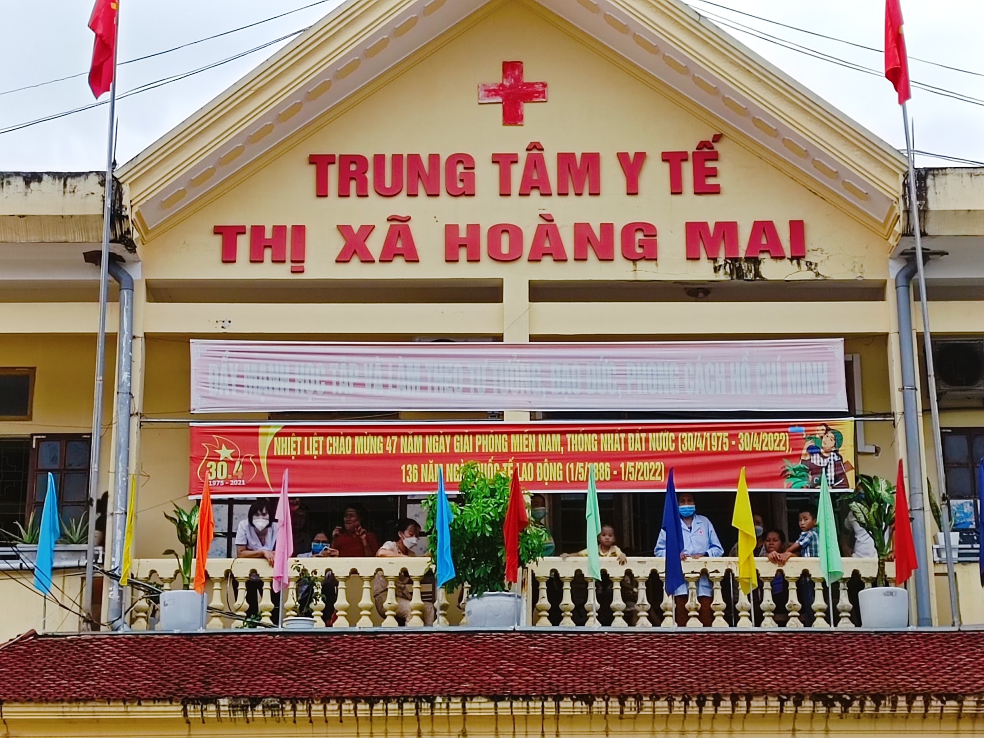 Trung tâm y tế ở Nghệ An bị cô lập trong lũ, bệnh nhân khóc nấc khi nhắc đến nhà cửa - Ảnh 1.