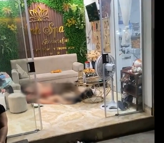 Mâu thuẫn, nam thanh niên đâm chết bạn gái rồi tự tử tại tiệm spa - Ảnh 1.