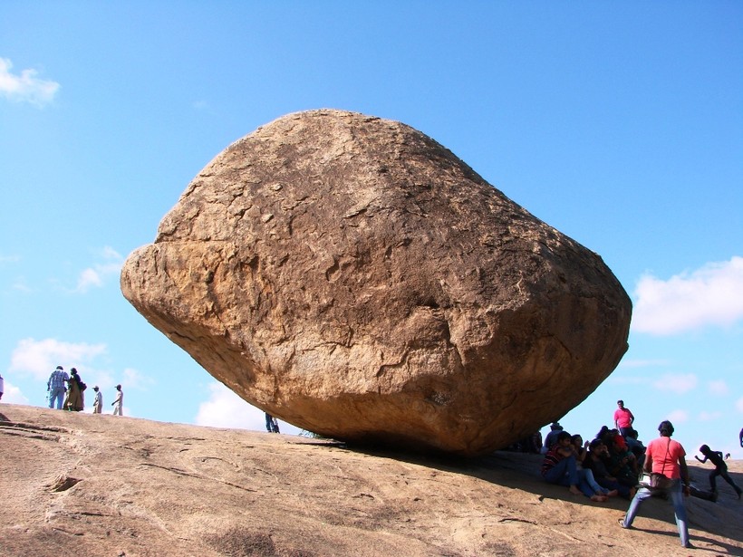 Bí ẩn &quot;viên đá của Chúa&quot; nghiêng hơn 1.300 năm không đổ - Ảnh 7.