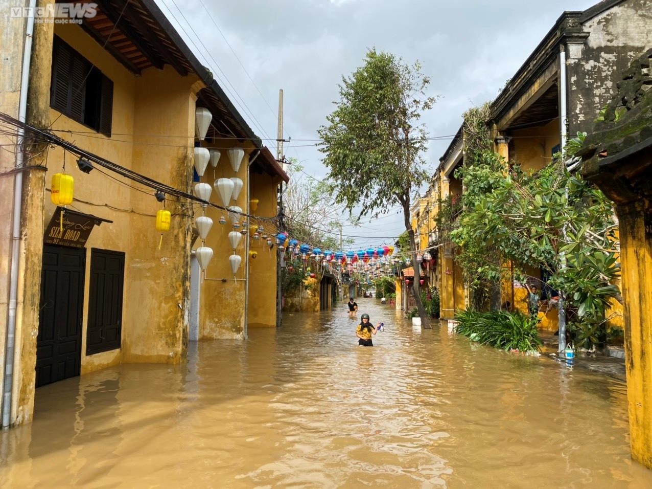 Phố cổ Hội An chìm trong biển nước, du khách lưu trú khu An Hội khăn gói sơ tán - Ảnh 3.