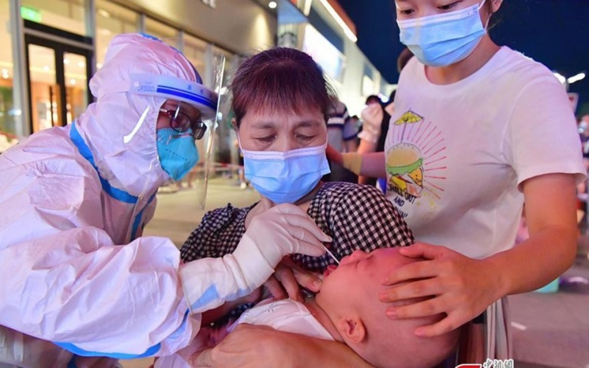 Ca nhiễm Covid-19 tăng mạnh ở Trung Quốc sau kỳ nghỉ lễ Quốc khánh - Ảnh 1.