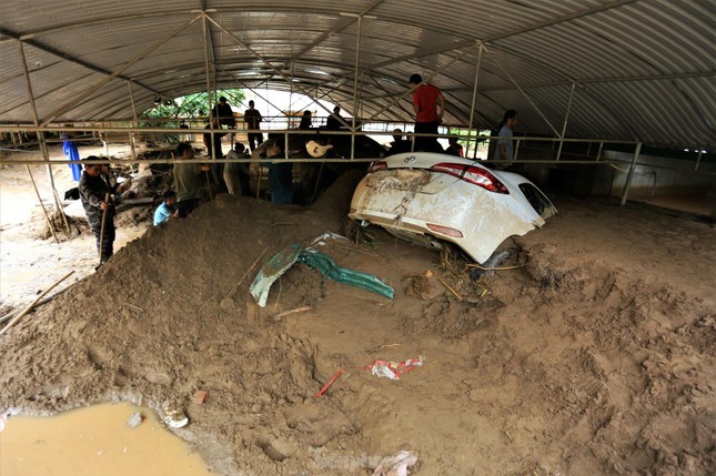 Thiệt hại hơn 215 tỷ đồng sau trận lũ quét lịch sử ở Kỳ Sơn (Nghệ An) - Ảnh 2.