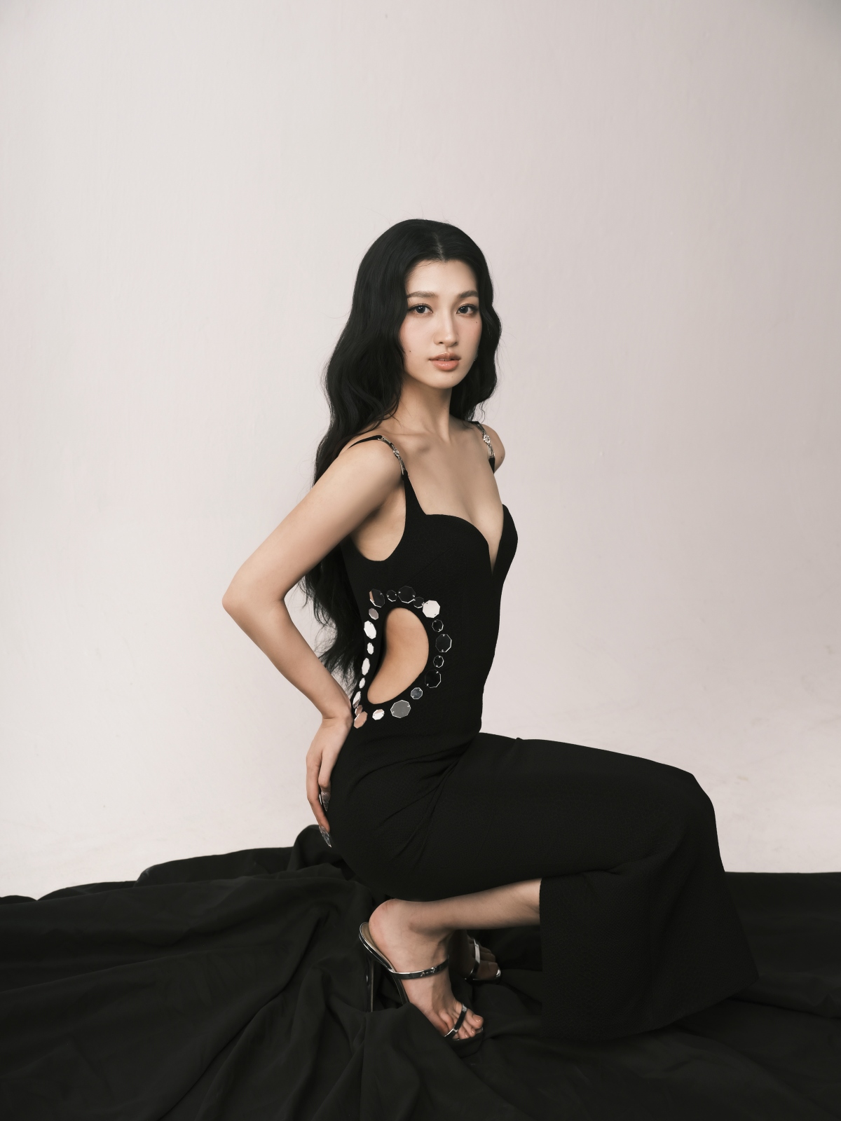 Không còn ngọt ngào, Á hậu Phương Nhi thử sức với gu thời trang phá cách - Ảnh 1.