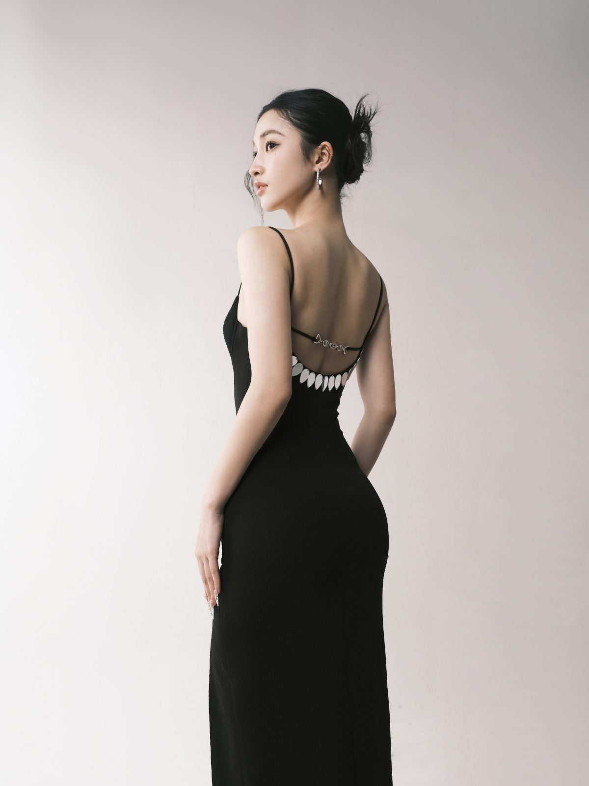 Không còn ngọt ngào, Á hậu Phương Nhi thử sức với gu thời trang phá cách - Ảnh 3.