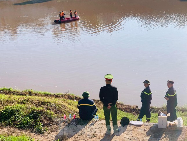 Cảnh sát tìm, vớt người phụ nữ thành đạt gieo mình xuống sông Kỳ Cùng - Ảnh 1.
