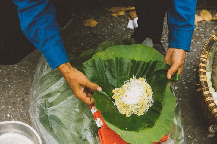 Xôi cốm gói lá sen - món đặc sản nhất định phải thử ở Hà Nội khi mùa thu về - Ảnh 4.