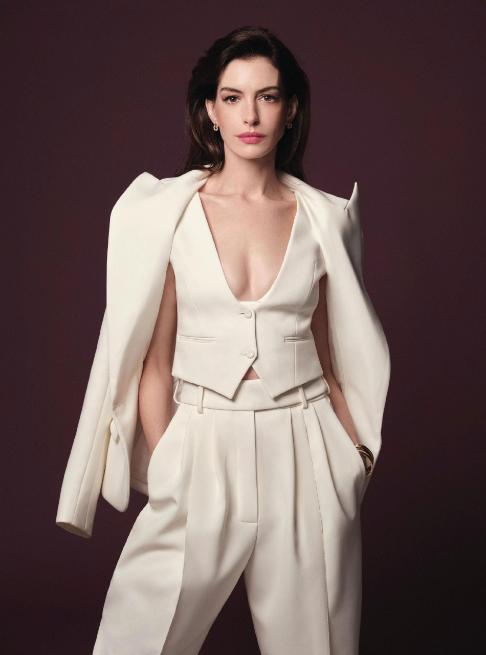 Anne Hathaway gây sốt với vẻ đẹp chuẩn “nữ thần” ở tuổi U40 - Ảnh 4.