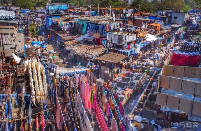 Xưởng giặt thủ công lớn nhất thế giới ẩn mình trong khu ổ chuột giữa lòng thành phố hiện đại ở Ấn Độ - Ảnh 2.