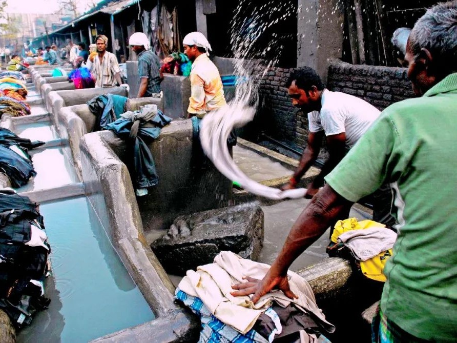 Xưởng giặt thủ công lớn nhất thế giới ẩn mình trong khu ổ chuột giữa lòng thành phố hiện đại ở Ấn Độ - Ảnh 3.