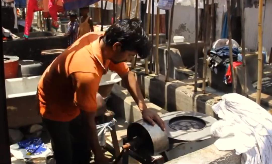 Xưởng giặt thủ công lớn nhất thế giới ẩn mình trong khu ổ chuột giữa lòng thành phố hiện đại ở Ấn Độ - Ảnh 4.