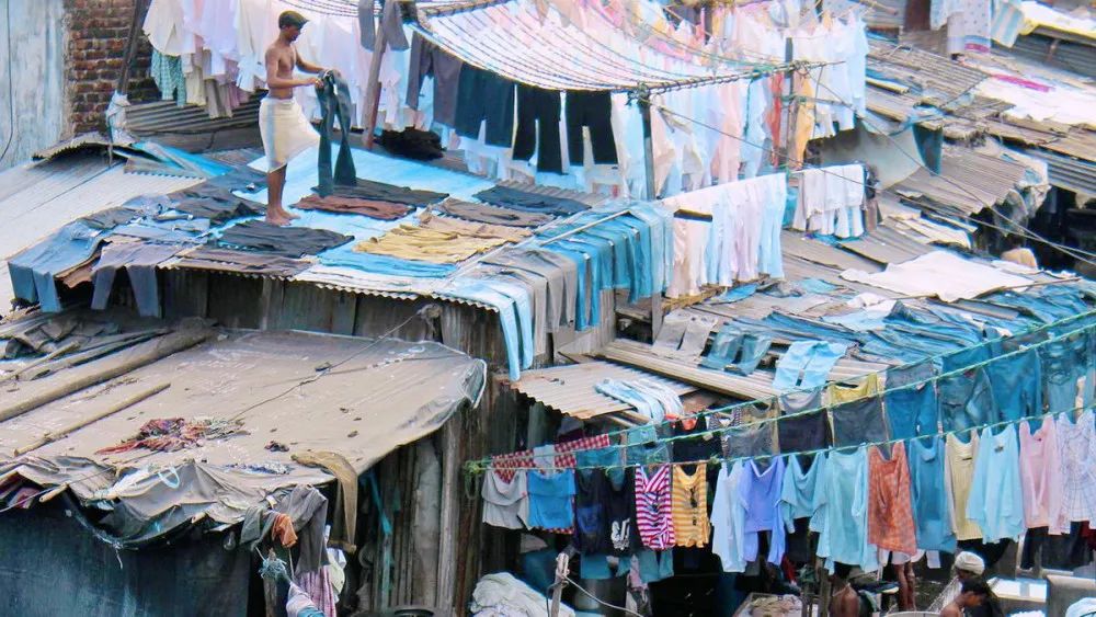 Xưởng giặt thủ công lớn nhất thế giới ẩn mình trong khu ổ chuột giữa lòng thành phố hiện đại ở Ấn Độ - Ảnh 5.