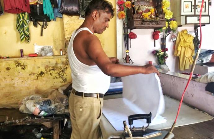 Xưởng giặt thủ công lớn nhất thế giới ẩn mình trong khu ổ chuột giữa lòng thành phố hiện đại ở Ấn Độ - Ảnh 6.