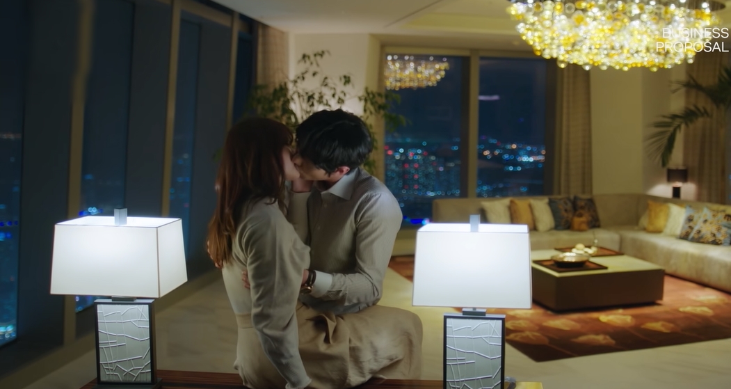 4 cảnh nóng 'cháy' nhất phim Hàn 2022: Lee Min Ho lột xác, cặp đôi A business proposal bị chê - Ảnh 3.