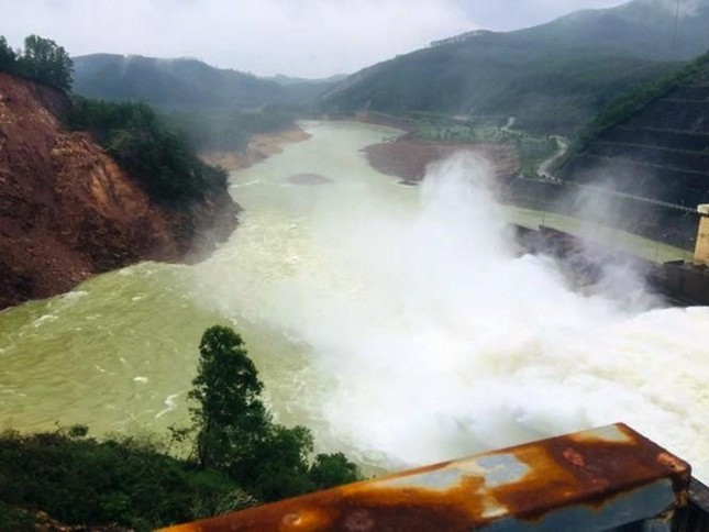 Thừa Thiên - Huế tức tốc nâng mức xả lũ thủy điện lên tối đa 1.000 m3/s lúc nửa đêm - Ảnh 1.