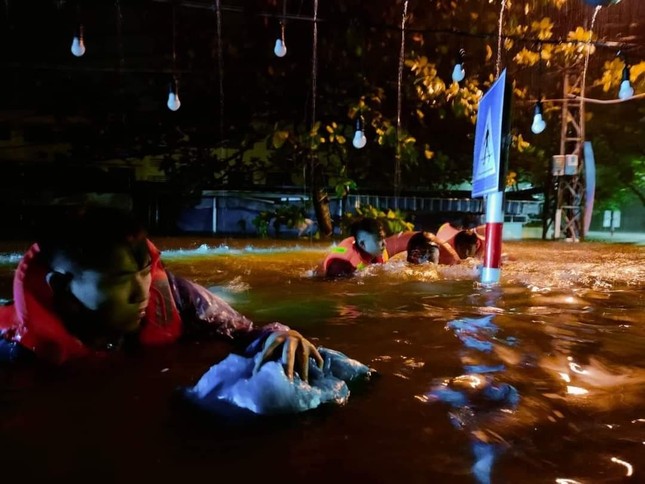 Căng dây giải cứu người dân Đà Nẵng giữa dòng nước dữ trong đêm - Ảnh 6.