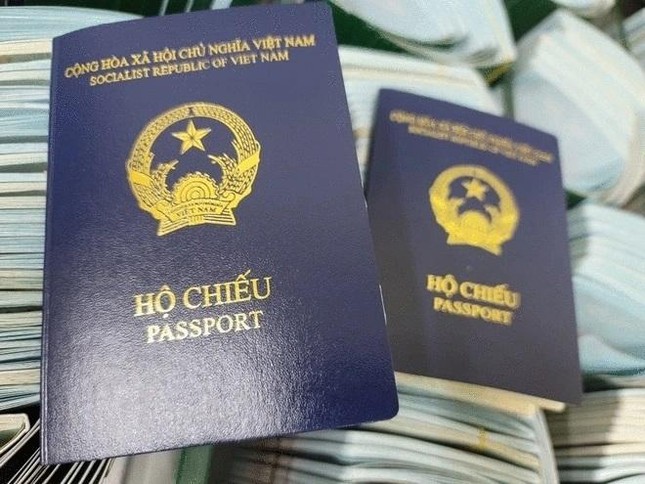 Pháp có quy định mới với hộ chiếu xanh tím than của Việt Nam - Ảnh 1.