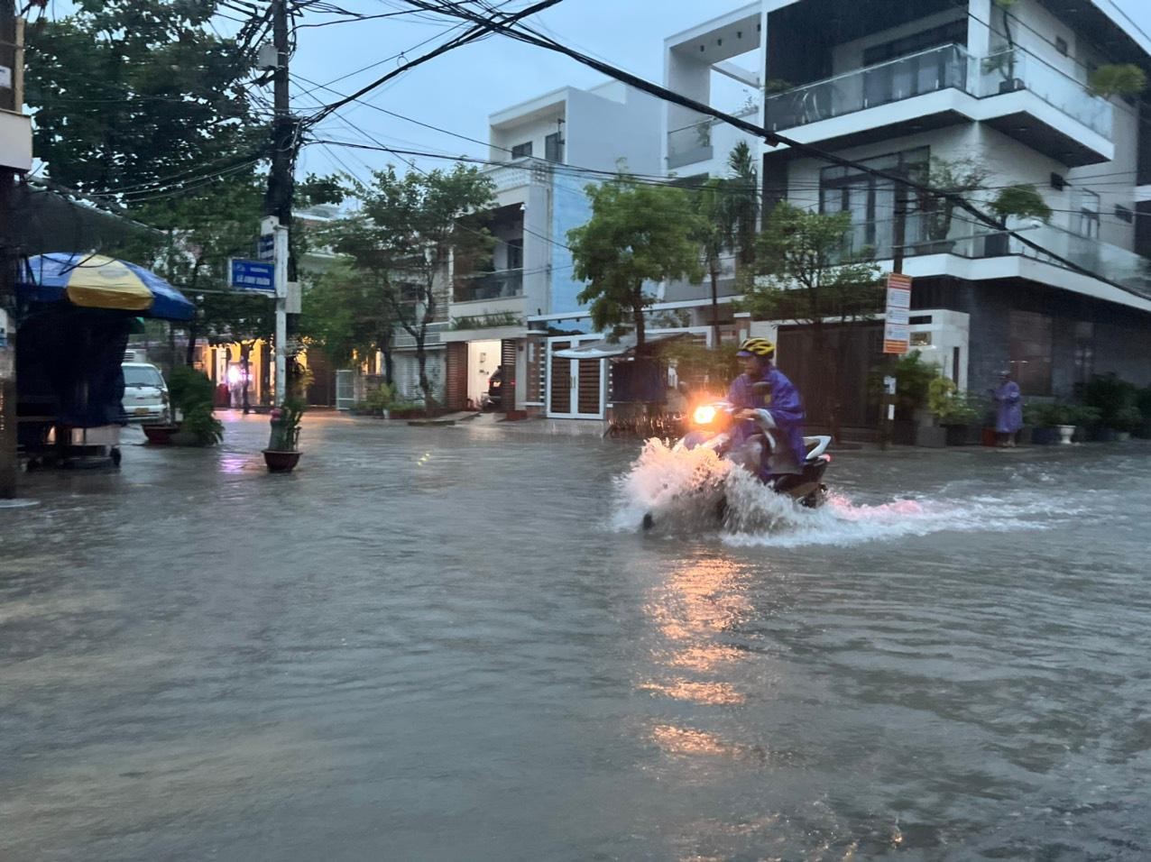 Mưa xối xả, đường biến thành sông, người dân Đà Nẵng khổ sở về nhà - Ảnh 2.