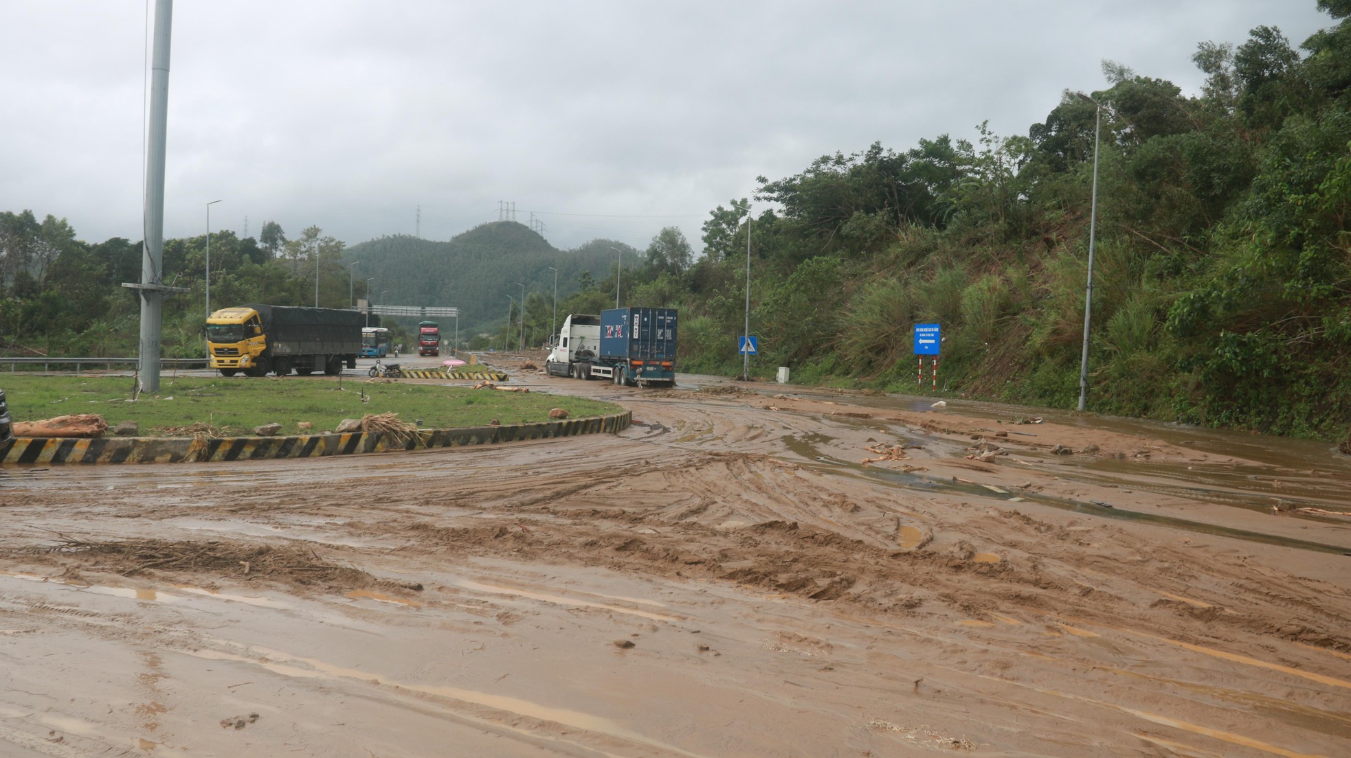 Hiện trường sạt lở nghiêm trọng ở đường tránh Nam Hải Vân sau lũ quét - Ảnh 1.