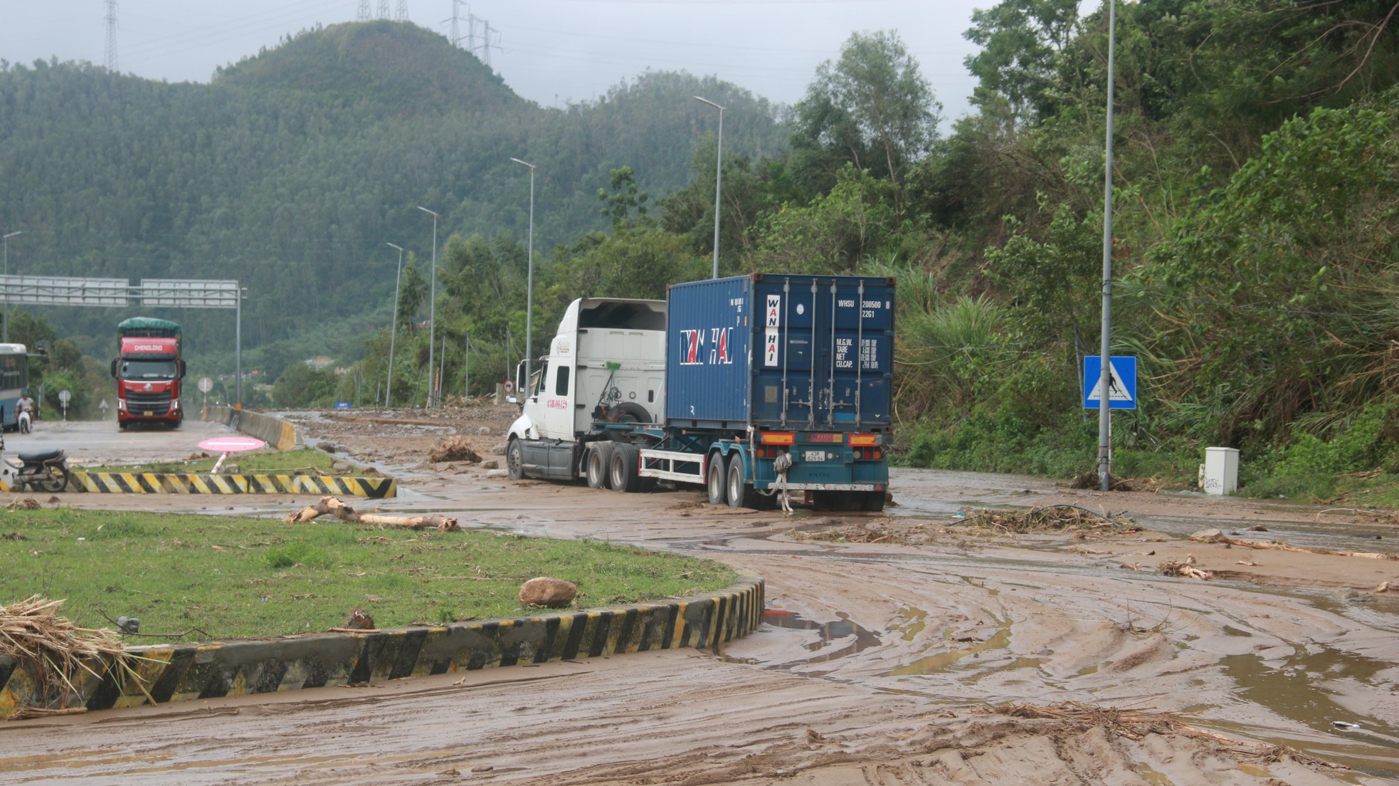 Hiện trường sạt lở nghiêm trọng ở đường tránh Nam Hải Vân sau lũ quét - Ảnh 2.