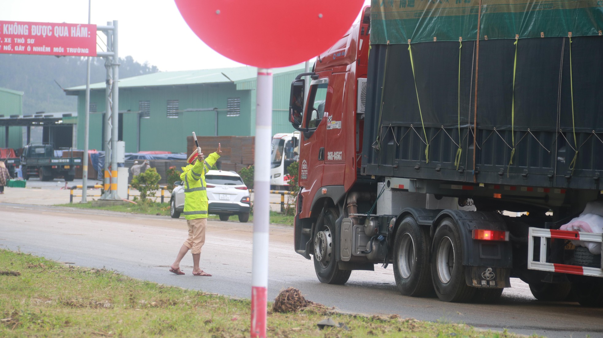 Hiện trường sạt lở nghiêm trọng ở đường tránh Nam Hải Vân sau lũ quét - Ảnh 3.