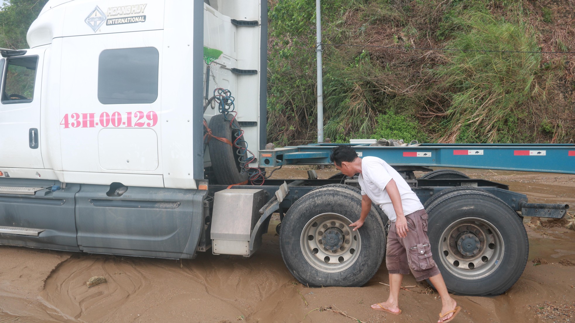 Hiện trường sạt lở nghiêm trọng ở đường tránh Nam Hải Vân sau lũ quét - Ảnh 6.