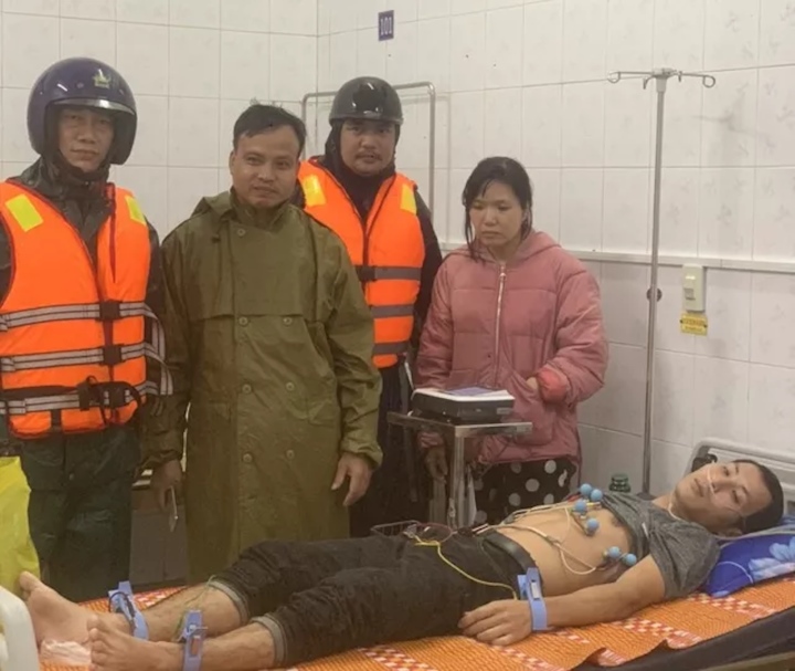 Vượt lũ ở Thừa Thiên - Huế đưa người đàn ông suy tim đi cấp cứu trong đêm - Ảnh 2.