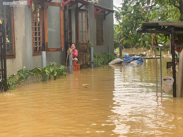 Thừa Thiên - Huế: Hơn 11 nghìn ngôi nhà bị ngập lụt, dân bơi trong biển nước - Ảnh 5.
