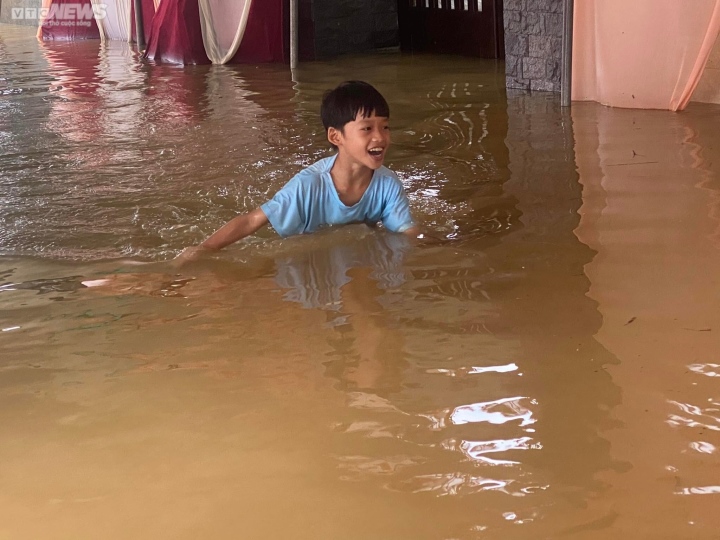 Thừa Thiên - Huế: Hơn 11 nghìn ngôi nhà bị ngập lụt, dân bơi trong biển nước - Ảnh 6.