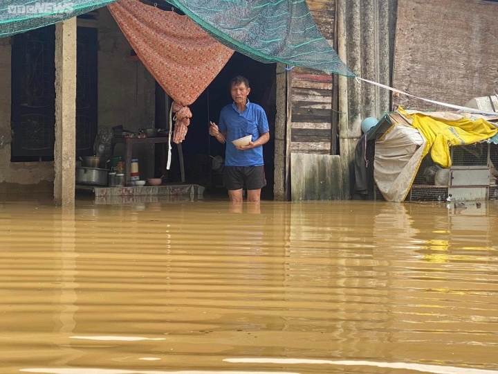Thừa Thiên - Huế: Hơn 11 nghìn ngôi nhà bị ngập lụt, dân bơi trong biển nước - Ảnh 2.