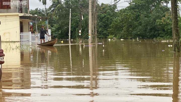 Thừa Thiên - Huế: Hơn 11 nghìn ngôi nhà bị ngập lụt, dân bơi trong biển nước - Ảnh 7.