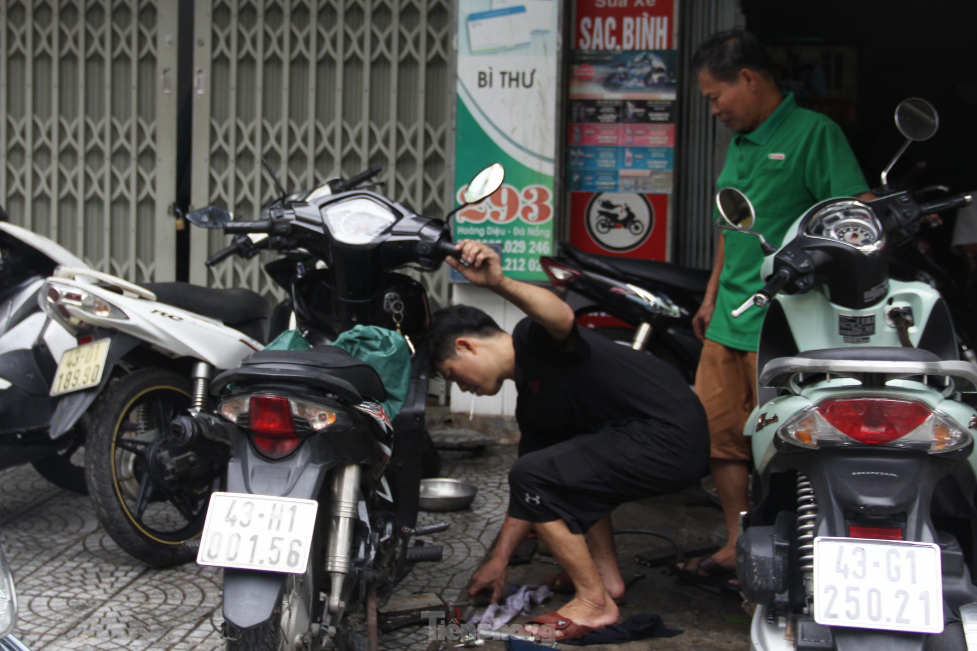 Loạt xe máy ngâm nước xuyên đêm, thợ sửa xe Đà Nẵng tất bật từ sáng sớm - Ảnh 9.