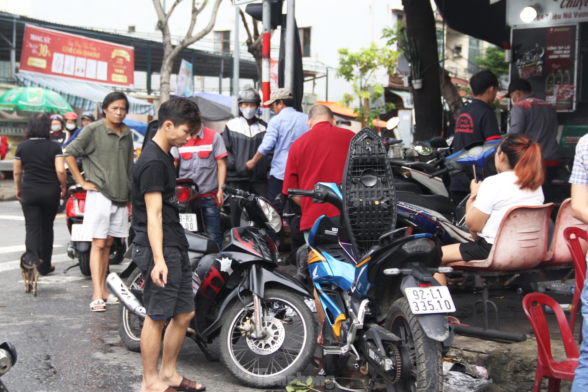 Loạt xe máy ngâm nước xuyên đêm, thợ sửa xe Đà Nẵng tất bật từ sáng sớm - Ảnh 5.