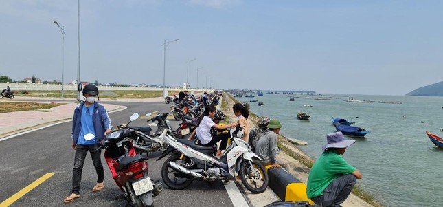 Bé trai 5 tuổi rơi xuống sông tử vong khi đi thả lưới cùng bố mẹ - Ảnh 2. Bé trai 5 tuổi rơi xuống sông tử vong khi đi thả lưới cùng bố mẹ - Ảnh 2.