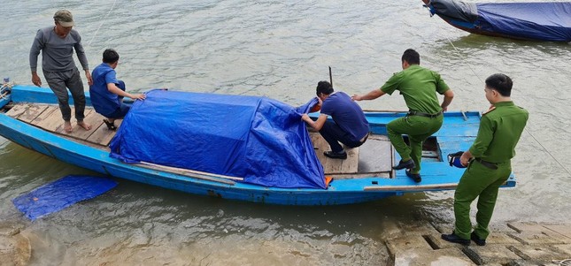 Bé trai 5 tuổi rơi xuống sông tử vong khi đi thả lưới cùng bố mẹ - Ảnh 1. Bé trai 5 tuổi rơi xuống sông tử vong khi đi thả lưới cùng bố mẹ - Ảnh 1.