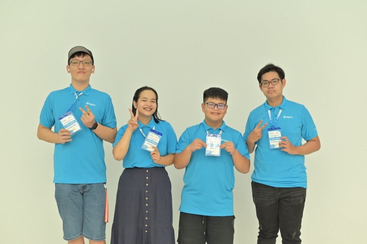 Nhóm học sinh ở Đà Nẵng sáng chế gậy thông minh dẫn đường cho người khiếm thị - Ảnh 1.