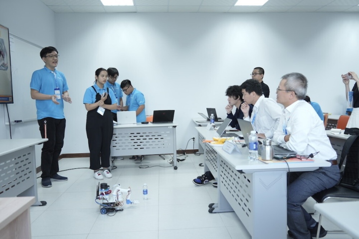 Nhóm học sinh ở Đà Nẵng sáng chế gậy thông minh dẫn đường cho người khiếm thị - Ảnh 2.