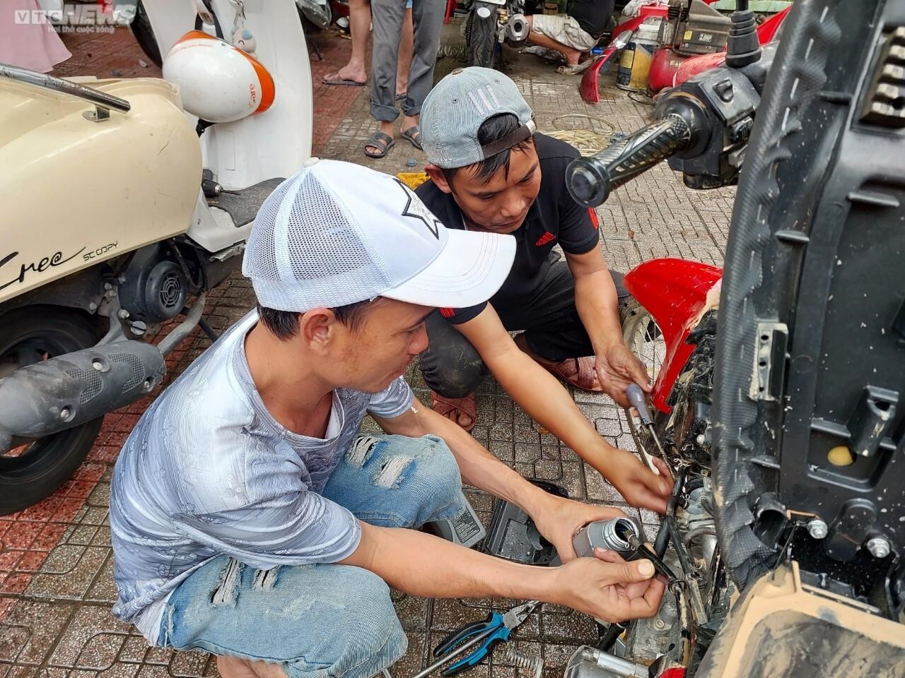Nhóm bạn ở huyện miền núi Quảng Nam tới Đà Nẵng sửa xe miễn phí sau mưa lũ - Ảnh 3.