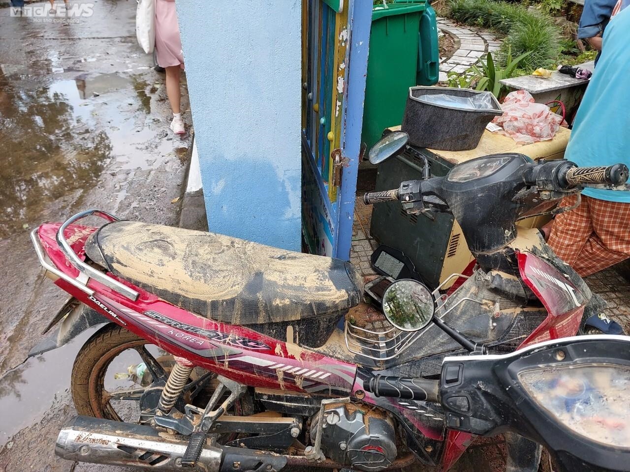 Nhóm bạn ở huyện miền núi Quảng Nam tới Đà Nẵng sửa xe miễn phí sau mưa lũ - Ảnh 4.