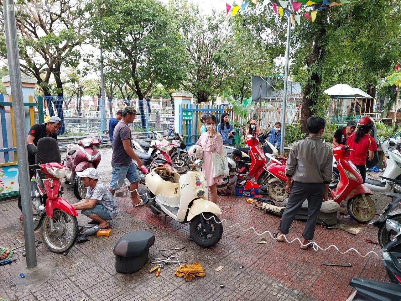 Nhóm bạn ở huyện miền núi Quảng Nam tới Đà Nẵng sửa xe miễn phí sau mưa lũ - Ảnh 1.