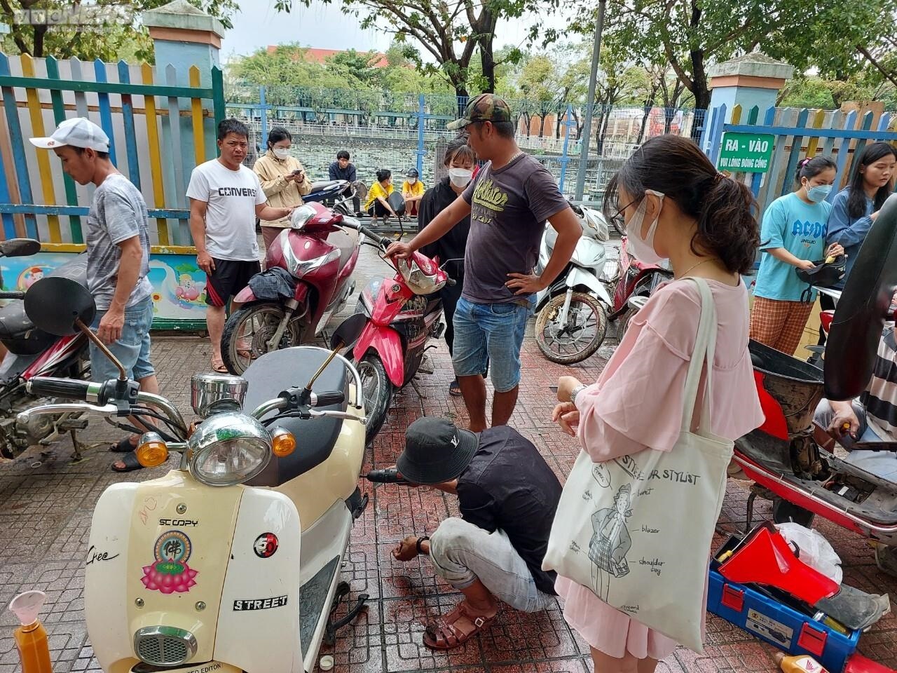 Nhóm bạn ở huyện miền núi Quảng Nam tới Đà Nẵng sửa xe miễn phí sau mưa lũ - Ảnh 6.