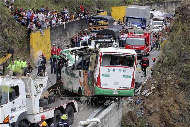Xe buýt bị lật trên cao tốc ở Colombia, 20 người thiệt mạng - Ảnh 1.